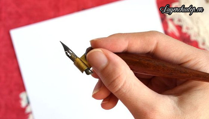 Cách cầm bút quản nghiêng viết chữ Calligraphy