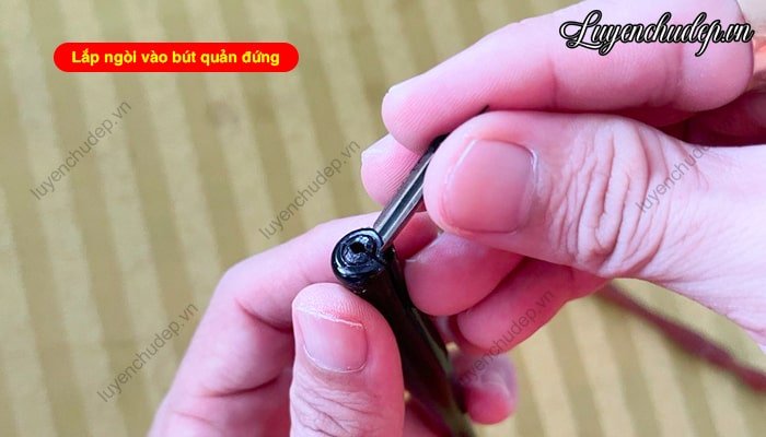 Cách lắp ngòi vào bút quản đứng (quản thẳng) Cách lắp ngòi vào bút quản đứng (quản thẳng)