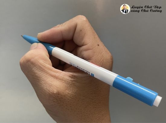 Hướng dẫn cầm bút bi viết chữ đẹp
