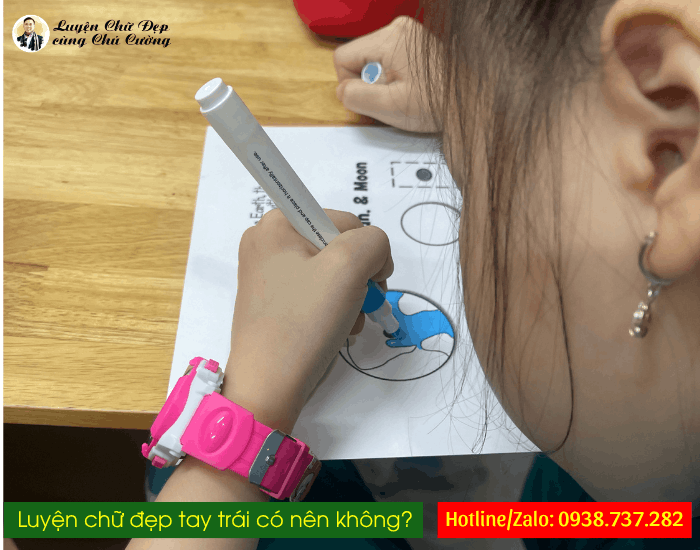 Bé đang tập viết chữ cái bằng tay trái
