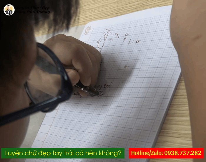 Bé đang tập viết chữ cái bằng tay trái