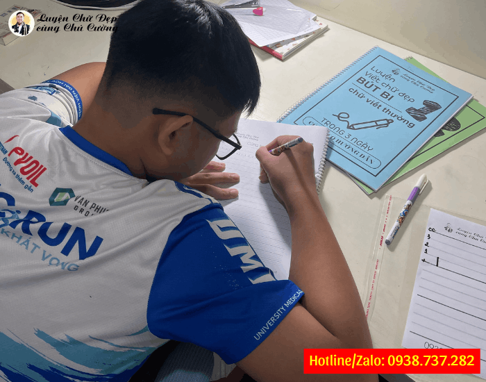 Học sinh lớp 8 luyện chữ đẹp bút bi
