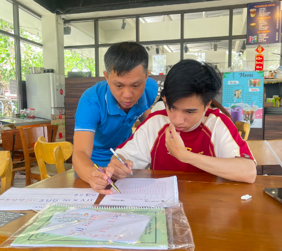 Chú Cường hướng dẫn học viên luyện chữ