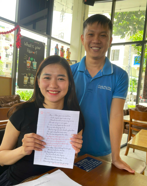 Học viên khoe thành quả chữ đẹp cùng Chú Cường