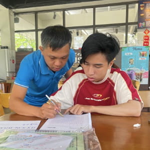 Học viên Công Hậu luyện chữ Gò Vấp