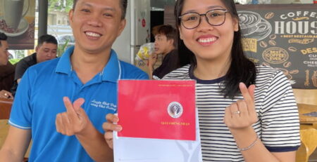 Khóa học luyện chữ Chợ Gò Vấp Đại học Công Nghiệp của Chú Cường rèn luyện tư thế ngồi và sửa nét chữ nhanh chóng