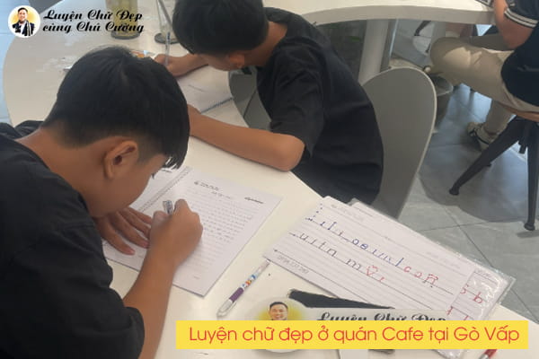 Lớp luyện chữ đẹp tại quán cafe ở Gò Vấp hướng dẫn tư thế ngồi và cách cầm bút chuẩn