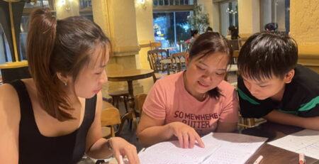 Lớp luyện chữ người lớn tại quán cafe Gò Vấp giúp chuẩn hóa chữ viết tay và chữ ký công việc
