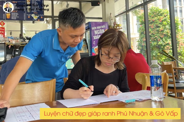 Không gian lớp luyện chữ đẹp khu vực Phú Nhuận và Gò Vấp hướng dẫn phương pháp cầm bút chuẩn