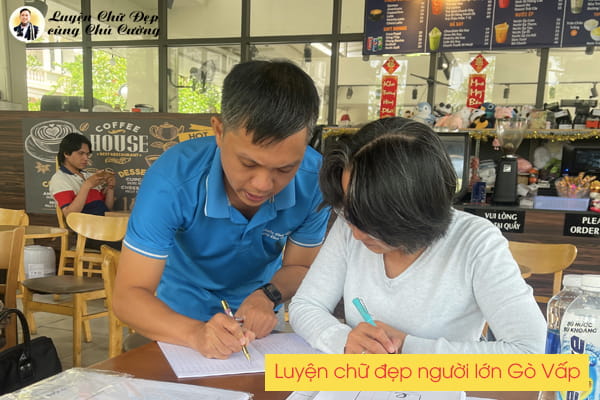 Học viên người lớn đang rèn chữ đẹp tại trung tâm Chú Cường Gò Vấp