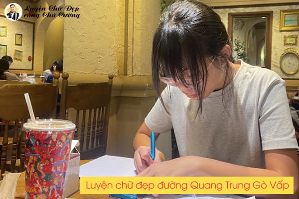 Lớp rèn chữ đẹp ở đường Quang Trung Gò Vấp trực tiếp uốn nắn kỹ thuật cùng Chú Cường